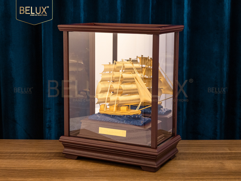 Mô hình thuyền buồm dát vàng 24k&nbsp;28x18x35cm M11